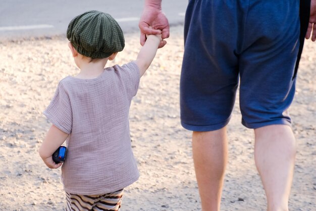 Padre e figlio piccolo che camminano all'aperto in estate