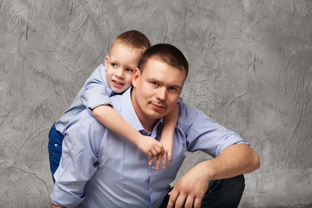 Padre e figlio piccolo in camicie blu