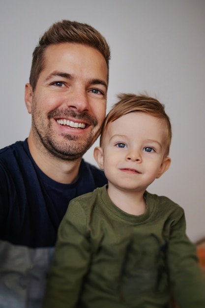 Padre e figlio selfie. Tempo per la famiglia.