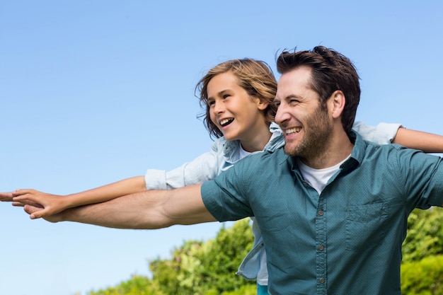 Padre e figlio si divertono