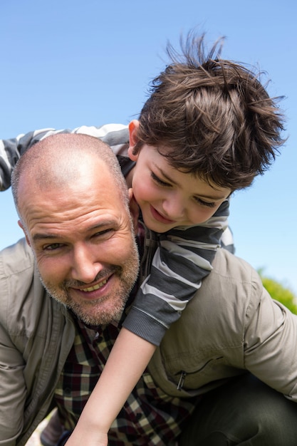 Padre e figlio si divertono