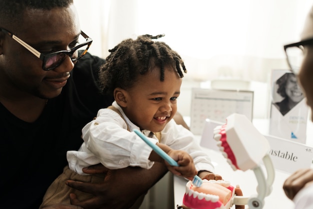 Padre e figlio si incontrano con un dentista