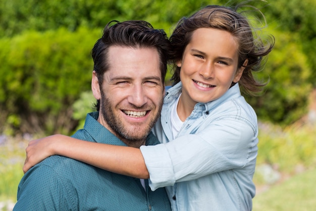 Padre e figlio, sorridendo alla telecamera