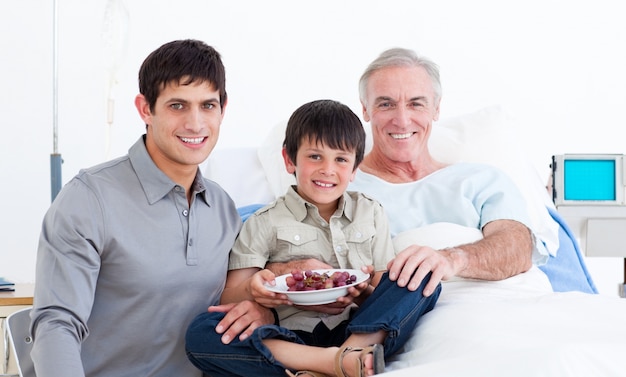 Padre e figlio sorridenti che visitano nonno