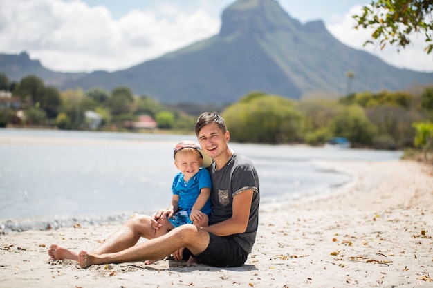 Padre e figlio sull'isola.