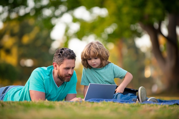 Padre e figlio trascorrono del tempo insieme all'aperto imparando online