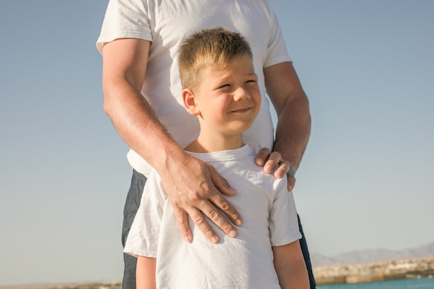 Padre e figlio trascorrono del tempo insieme in vacanza al mare