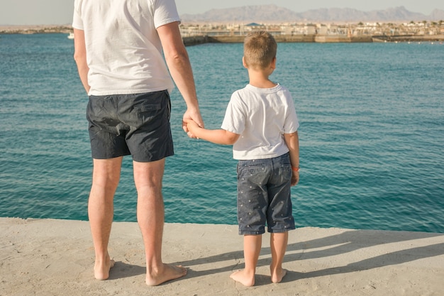 Padre e figlio trascorrono del tempo insieme in vacanza al mare