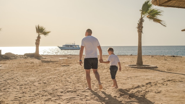 Padre e figlio trascorrono del tempo insieme in vacanza al mare