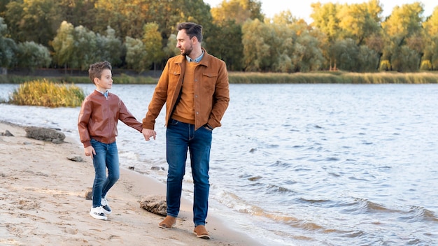 Padre e figlio trascorrono del tempo insieme