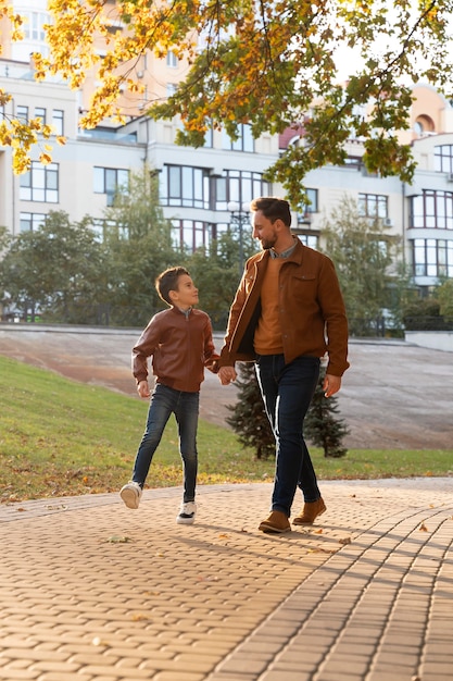 Padre e figlio trascorrono del tempo insieme