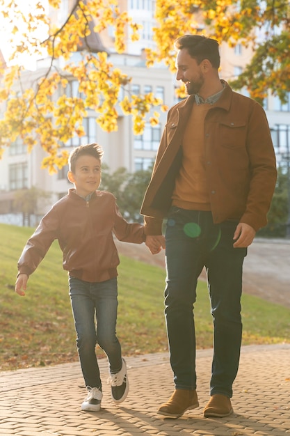 Padre e figlio trascorrono del tempo insieme