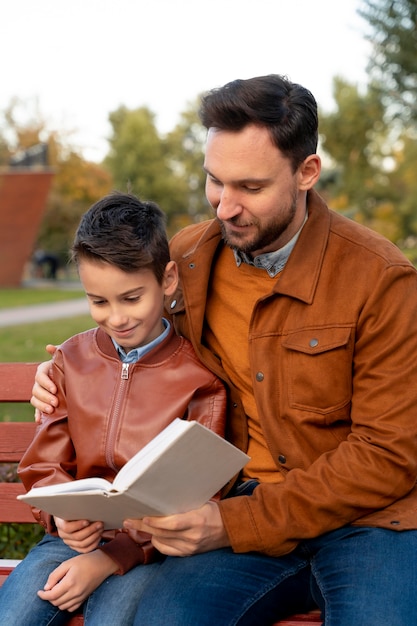 Padre e figlio trascorrono del tempo insieme