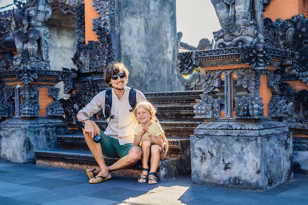 Padre e figlio turisti sullo sfondo di Tanah Lot - Tempio nell'Oceano. Bali, Indonesia. Viaggiare con il concetto di bambini