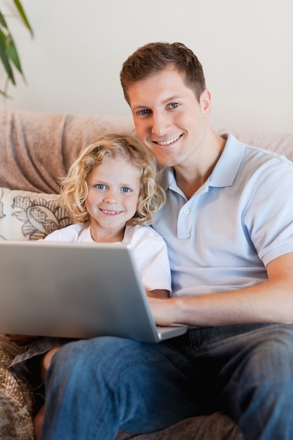 Padre e figlio usando il portatile