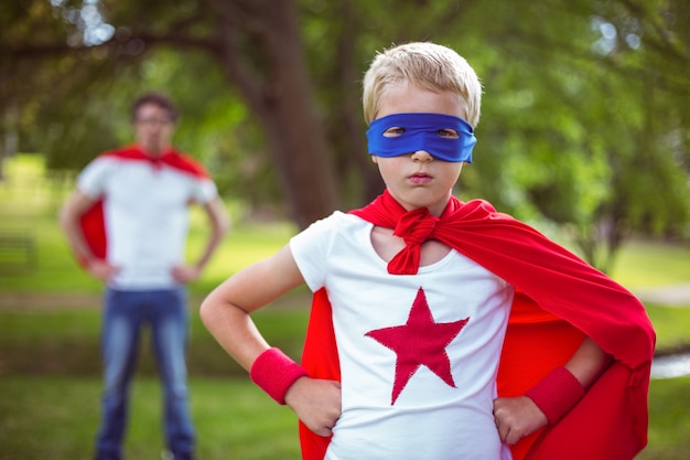 Padre e figlio vestiti da supereroe