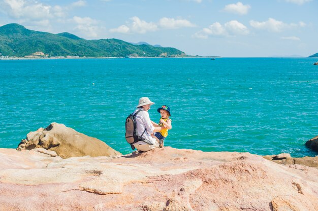 Padre e figlio viaggiatori al promontorio di Hon Chong, pietra da giardino, famose destinazioni turistiche a Nha Trang. Vietnam