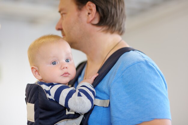 Padre e il suo bambino in un marsupio