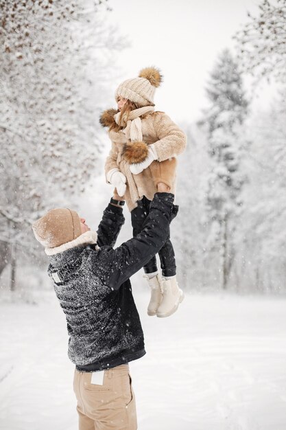 Padre e la sua piccola figlia che giocano all'aperto al giorno d'inverno