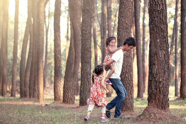 Padre e le sue figlie si divertono a giocare nel parco