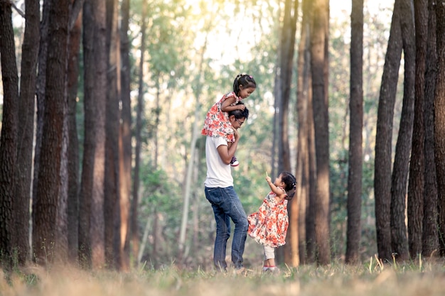 Padre e le sue figlie si divertono a giocare nel parco