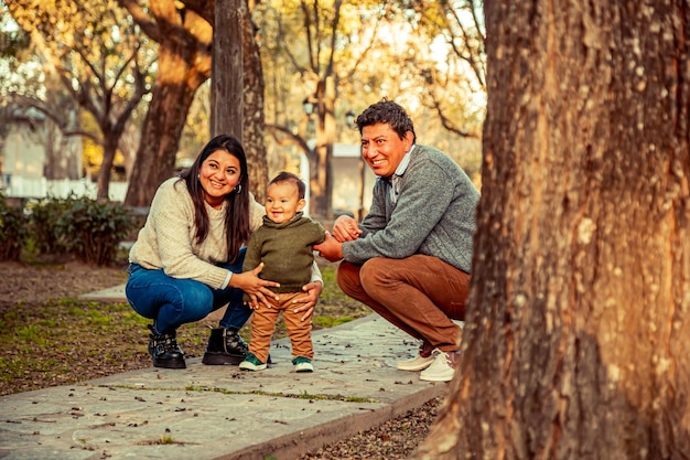 Padre e madre con il loro figlioletto in un parco all'aperto