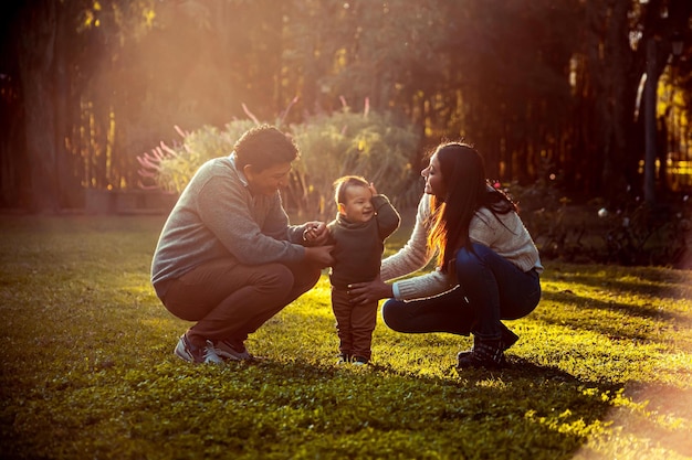 Padre e madre con il loro figlioletto in un parco all'aperto