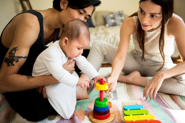 Padre e madre si stanno prendendo cura del loro bambino.