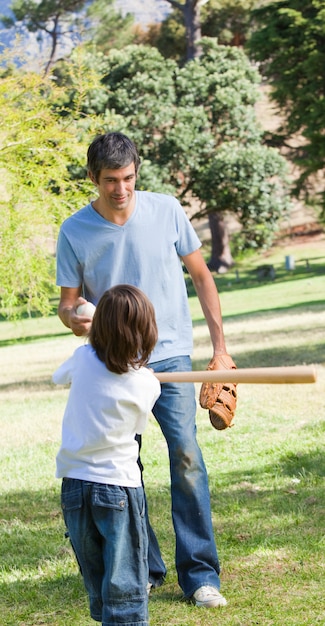 Padre e suo figlio che giocano a baseball