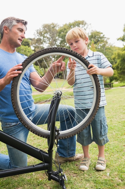 Padre e suo figlio che riparano una bici