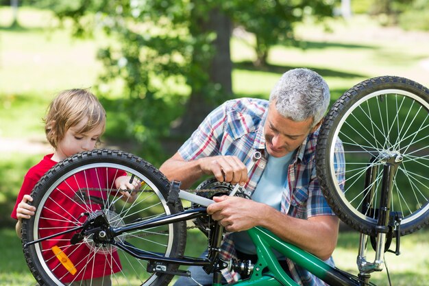 Padre e suo figlio che riparano una bici