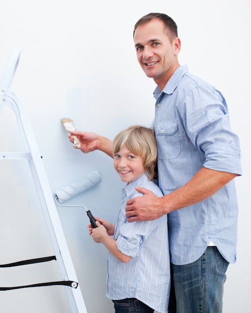 Padre e suo figlio dipingono una stanza