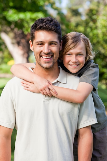 Padre e suo figlio nel parco