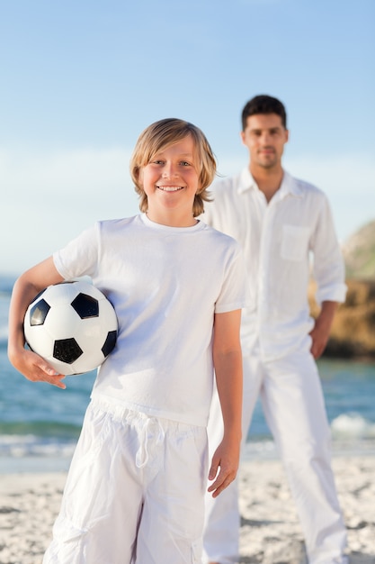 Padre e suo figlio sulla spiaggia