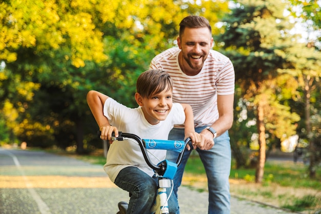 Padre eccitato e suo figlio