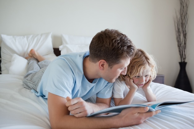 Padre facendo esercizi di lettura con suo figlio