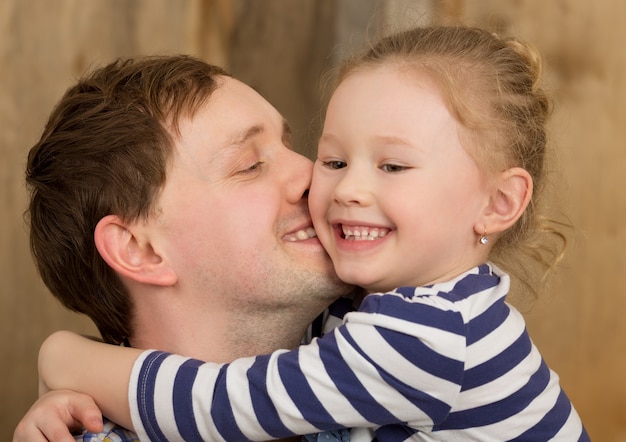 Padre felice che bacia piccola figlia