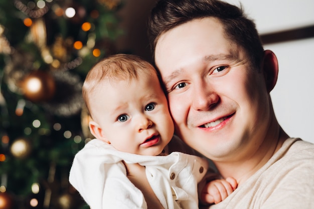 Padre felice con i suoi figli a Natale.