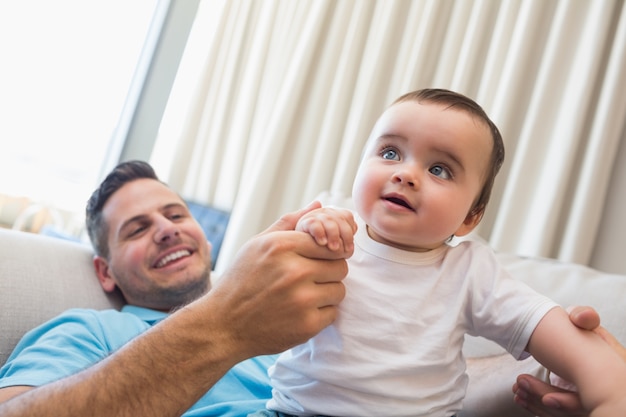 Padre felice con il bambino a casa