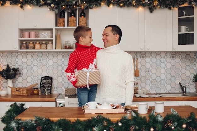 Padre felice con il figlio in piedi in cucina