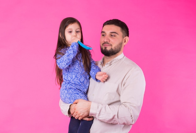 Padre felice con la sua bambina