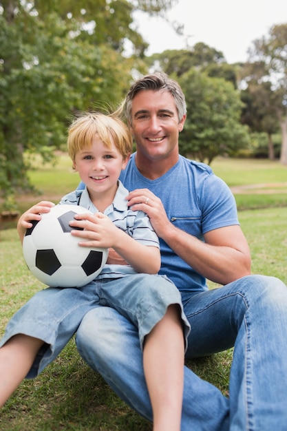 Padre felice con suo figlio al parco