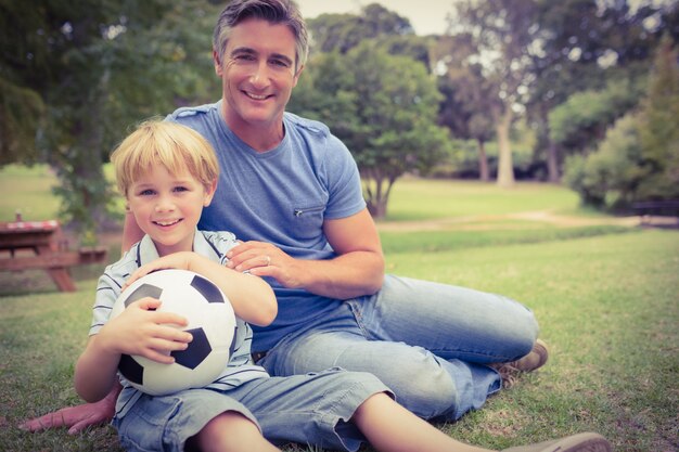 Padre felice con suo figlio al parco