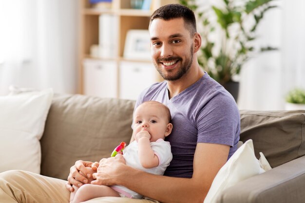 padre felice con una bambina a casa