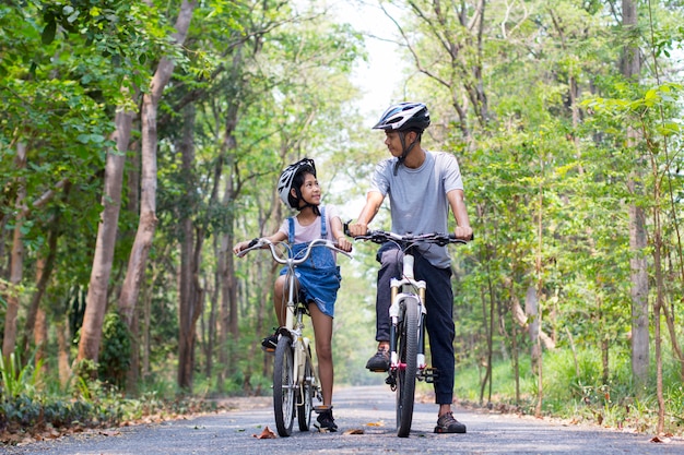 Padre felice e figlia che ciclano nel parco