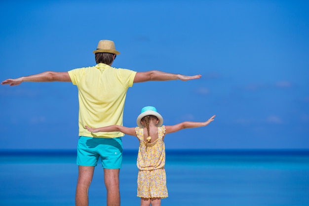 Padre felice e la sua adorabile piccola figlia insieme all'aperto