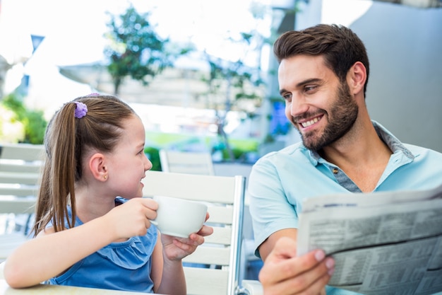 Padre felice e sua figlia facendo colazione insieme