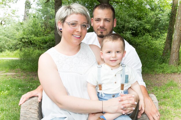 Padre, figlia e madre insieme al parco