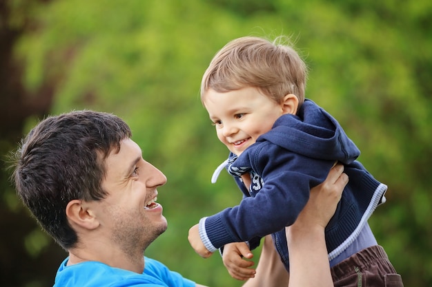 Padre gioca con suo figlio