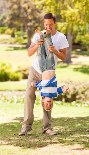 Padre giocando con suo figlio nel parco